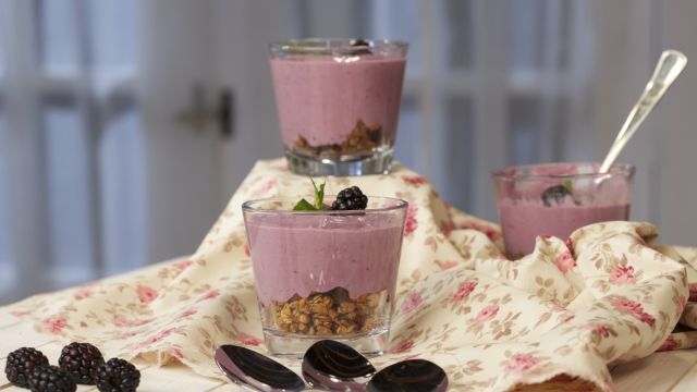 Parfait de amoras e iogurte