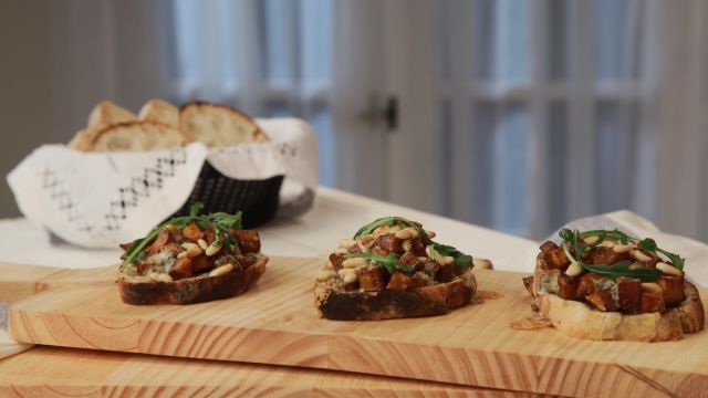 Bruschetta de Abóbora Assada com Queijo Azul e Pinhões