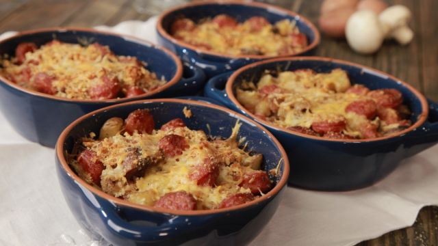 Gratinado de Salsichas Frescas, Batatas e Cogumelos