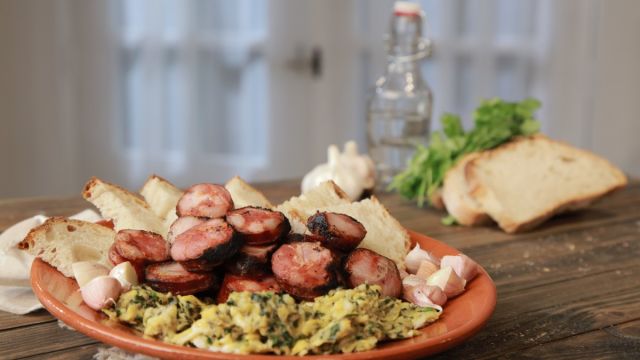 Chouriço assado em Aguardente com Ovos mexidos de coentrada