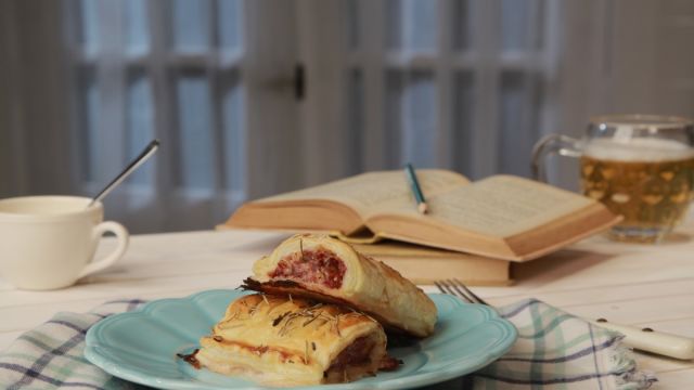 Folhados de Salsicha Fresca e Alecrim