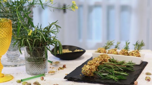 Uvas com Creme de Queijo e Pistachos em Hastes de Alecrim
