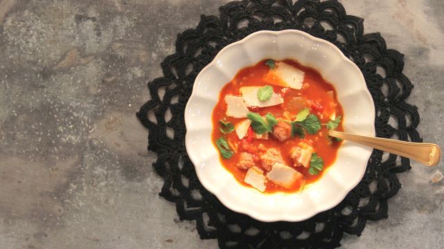 Sopa de lentilhas com salsicha fresca picante