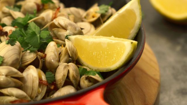 Amêijoas com Bacon e Natas