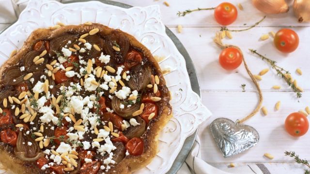 Tarte Tatin de Tomate Cereja e Cebolinhas