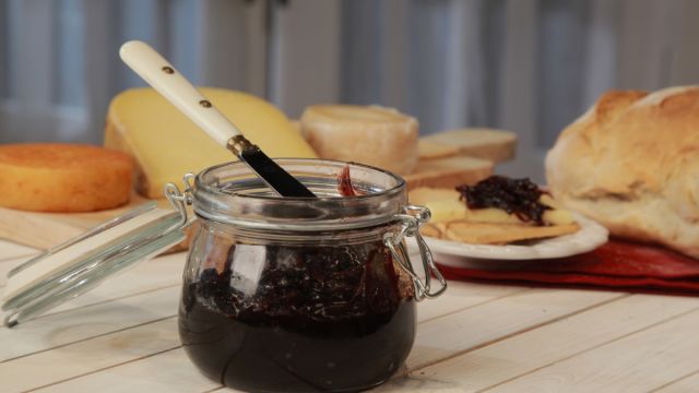 Prato de Queijos com Redução de Vinho do Porto e Cebola Roxa