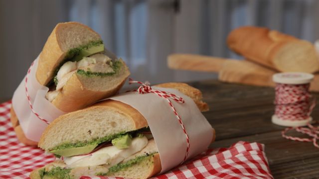 Sandes de Frango, Abacate e Pesto