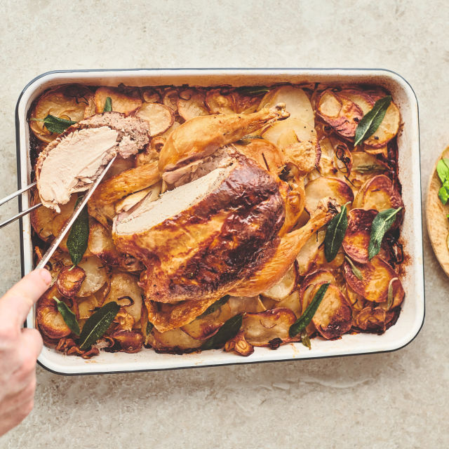 Frango Assado com Recheio de Salsicha Cumberland