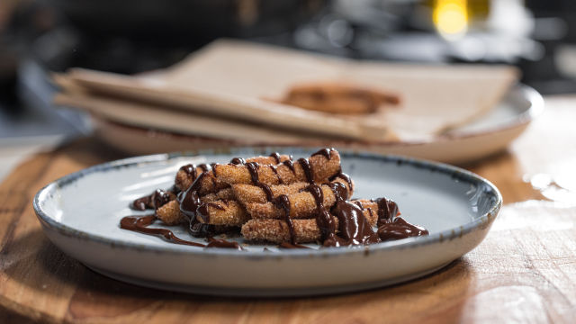 Churros com Molho de Chocolate
