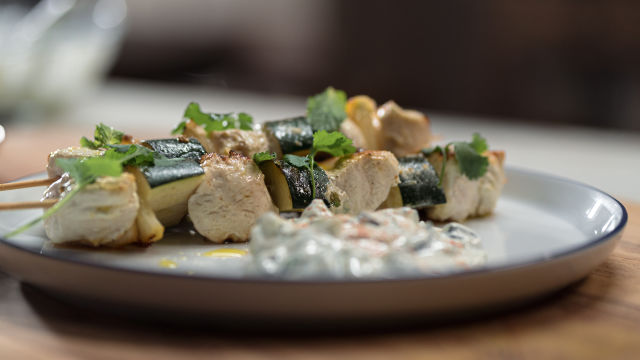 Espetadas e Frango com Molho Tzatziki