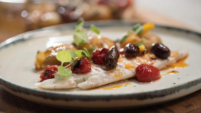 Peixe ao Sal com Batata Assada e Azeitonas