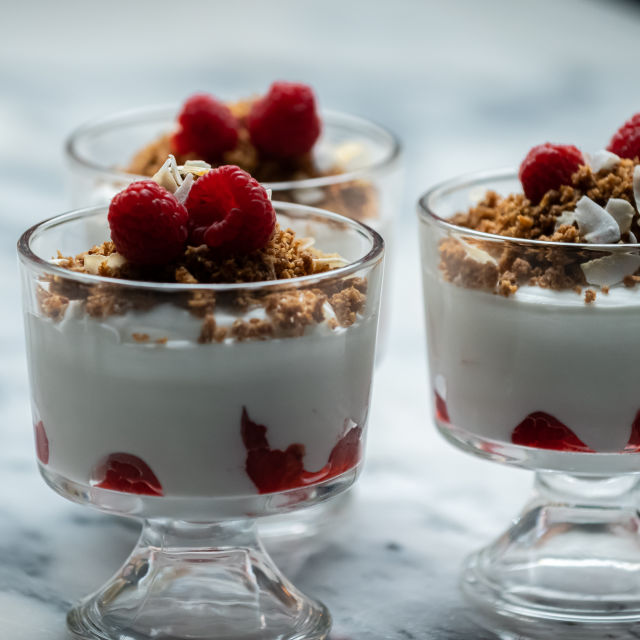 Creme Leve de Coco e Frambroesas com Crumble de Coco