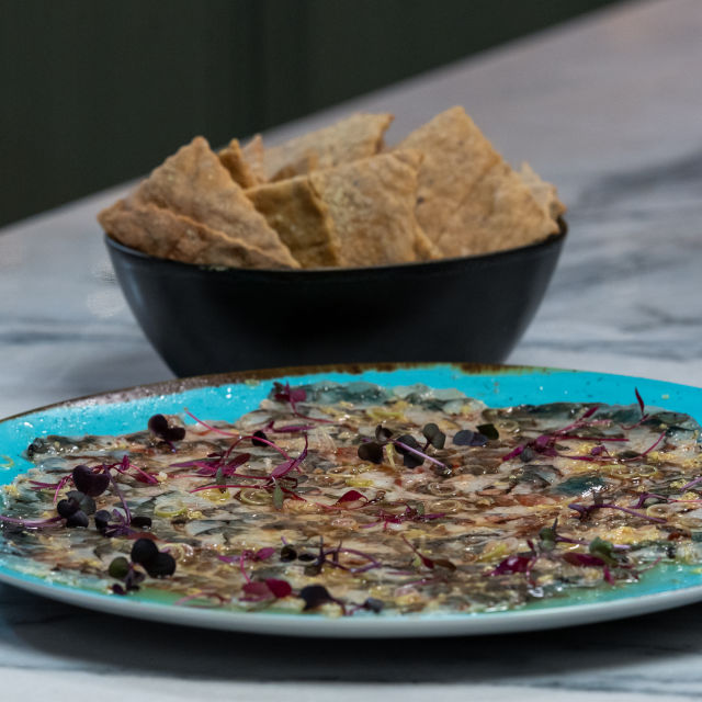 Carpaccio de Camarão com Crackers de Wasabi