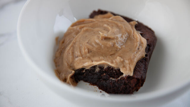 Pudim de Brownie de Abóbora com Molho de Manteiga de Amendoim