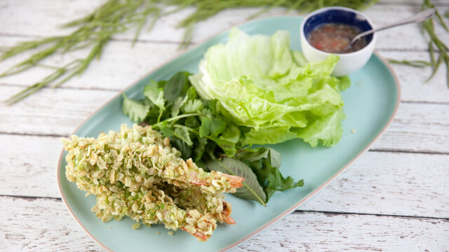 Camarões Vietnamitas em Crosta de Arroz Verde com Alface