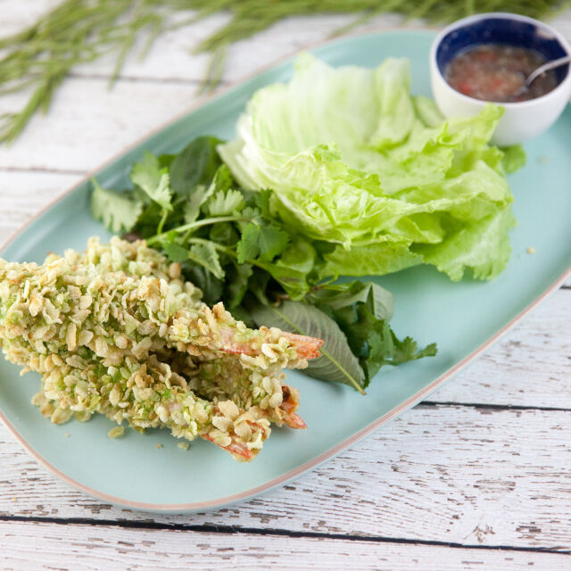 Camarões Vietnamitas em Crosta de Arroz Verde com Alface