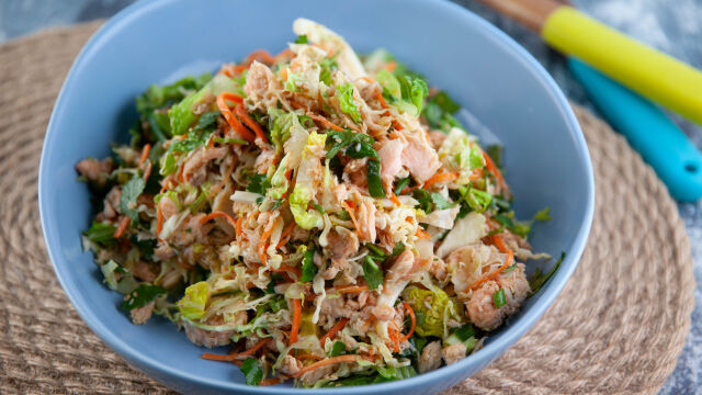 Salada de Couve com Truta Fumada e Molho de Soja e Lima