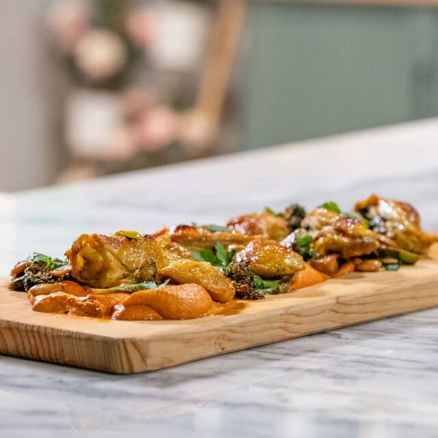 Frango do Campo Assado com Especiarias, Molho Romesco e Brócolos