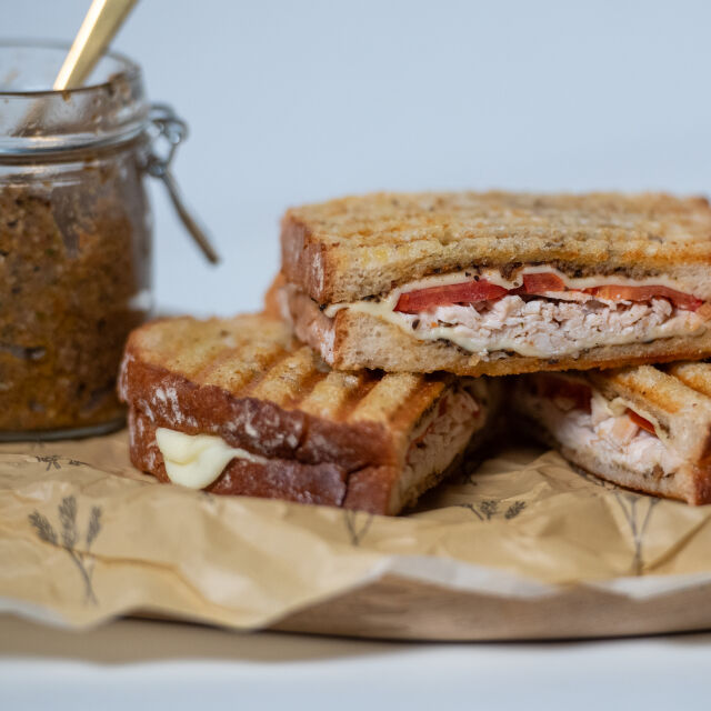 Tosta de Frango com Pasta de Azeitona