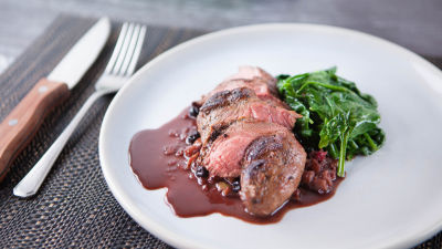 Kengur sa sosom od borovnica i rabarbare