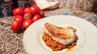 Svinjska kolenica sa sosom od paradajza i leblebija