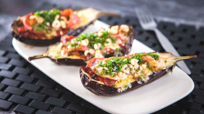 Pečeni patlidžan sa pršutom i lešnicima