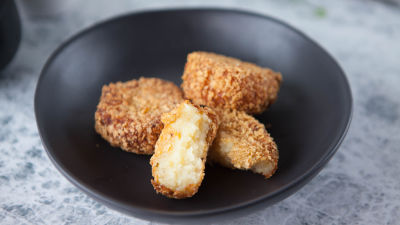 Prženi pire-krompir uvaljan u čips od kukuruza