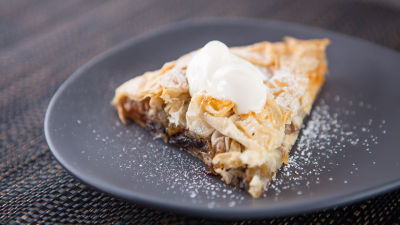 Tart od flambiranih jabuka i suvih šljiva