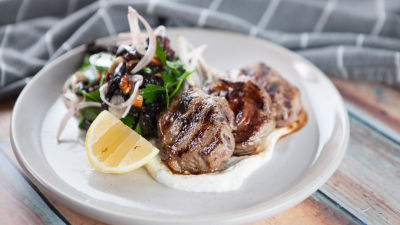 Jagnjetina sa peršunom i salatom od suvih šljiva