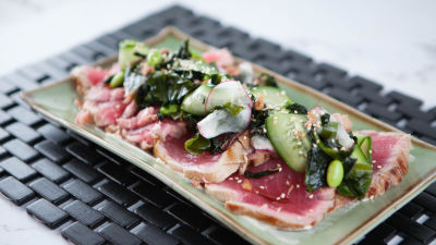 Tunjevina sa salatom od morske trave vakama