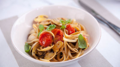 Bezglutenske fetućine sa vongolama, paradajzom i bosiljkom
