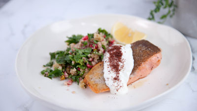 Kuskus iz mikrotalasne sa kinoom i hrskavom pastrmkom