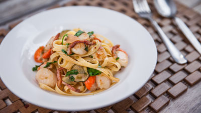 Fetućine sa jakobovim kapicama, pančetom i tikvicama