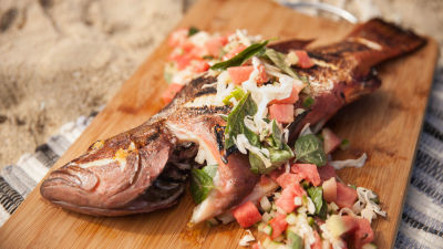 Grilovana grebenska riba sa salatom od lubenice