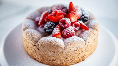 Beze torta sa orašastim i bobičastim voćem