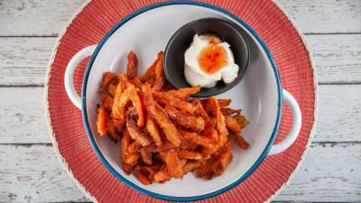 Kriške batata sa prelivom od kisele pavlake