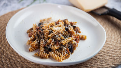 Spiralna testenina od smeđeg pirinča sa raguom od patlidžana