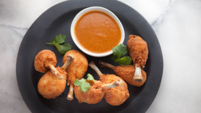 Hrskavi prženi pileći bataci sa sosom panang