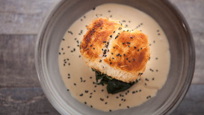 Roze jegulja uvijena u kadaif sa soja-sosom