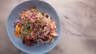 Salata od kupusa sa prelivom od jogurta, senfa i mirođije