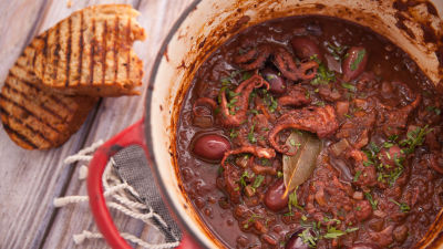 Sporo krčkana mlada hobotnica