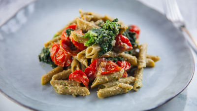 Pene od zelenog graška sa pestom, keljom i pečenim paradajzem