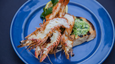 Škampi na roštilju i grilovan hleb sa začinskim biljem