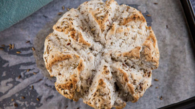 Bezglutenski australijski damper hleb sa semenkama komorača i kockicama slanine