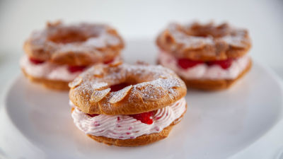 Pariz-Brest (ekler) s oljuštenim bademom i punjen šlagom od malina