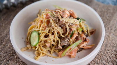 Salata od nudli, lososa i čili papričica