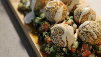 Falafel u pita hlebu od batata i leblebija