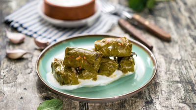 Rolnice od listova vinove loze punjene jagnjetinom