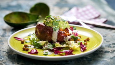 Pečeni batatat s leblebijama i avokadom