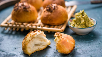 Hleb s belim lukom i premazom od zelenih maslina